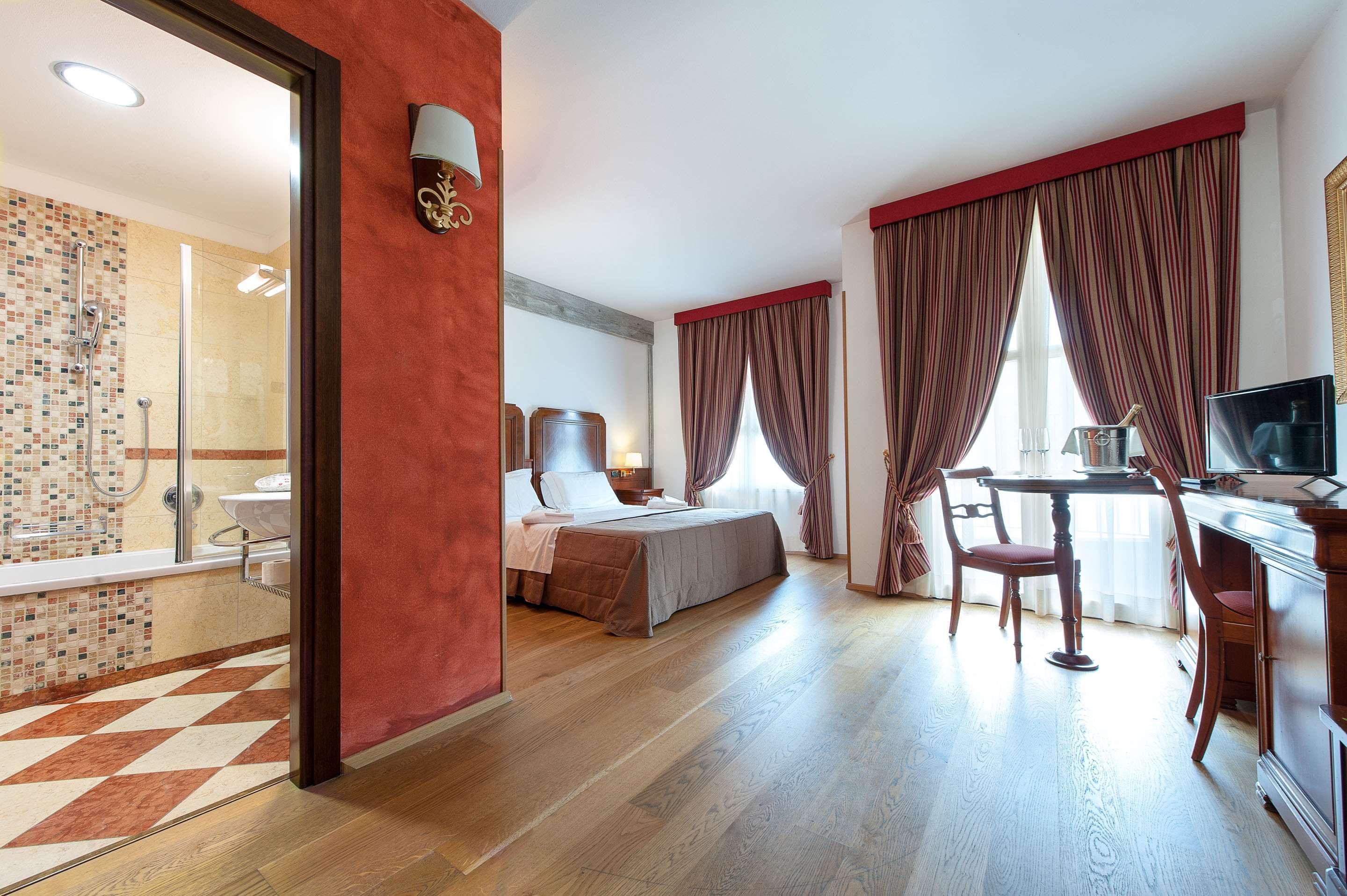 Hotel Villa Malaspina Castel d'Azzano Luaran gambar