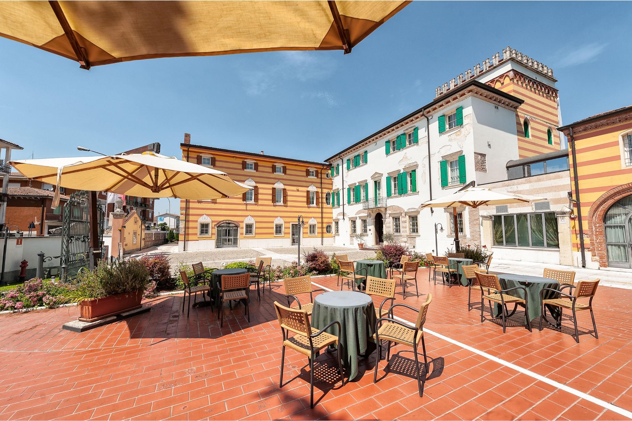 Hotel Villa Malaspina Castel d'Azzano Luaran gambar