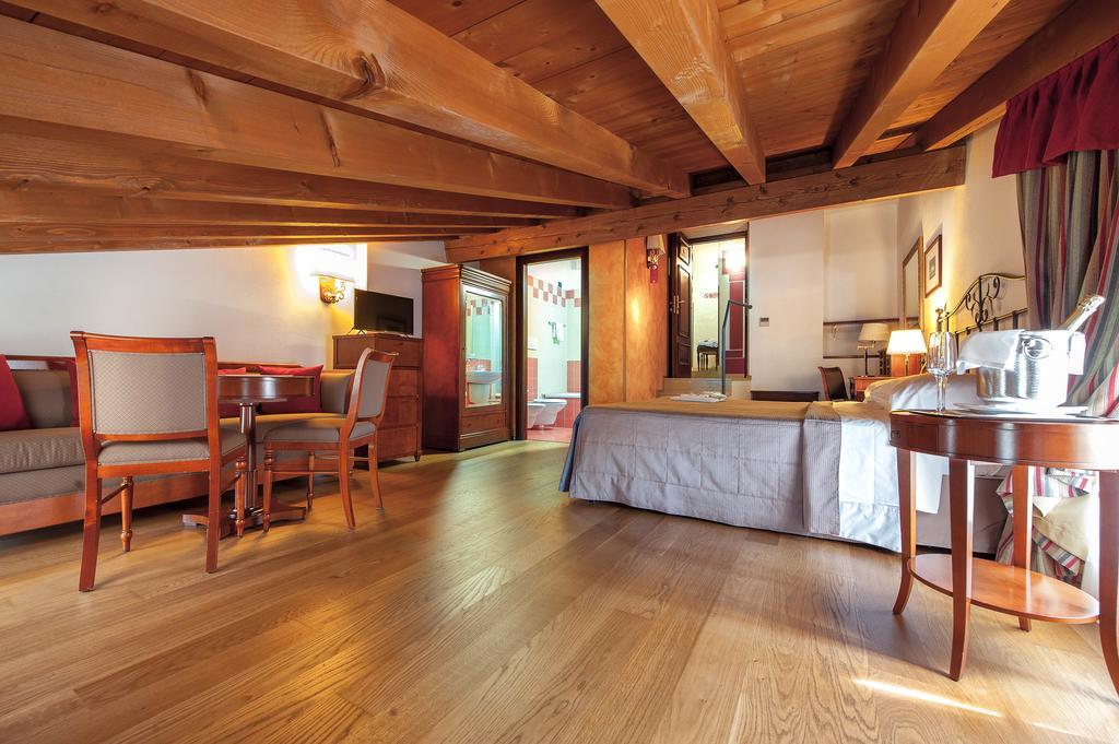Hotel Villa Malaspina Castel d'Azzano Luaran gambar