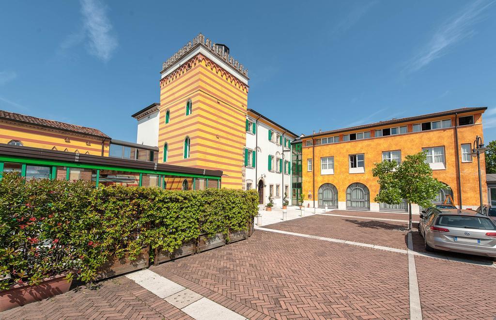 Hotel Villa Malaspina Castel d'Azzano Luaran gambar