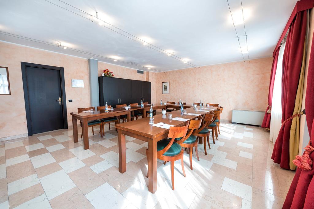 Hotel Villa Malaspina Castel d'Azzano Luaran gambar
