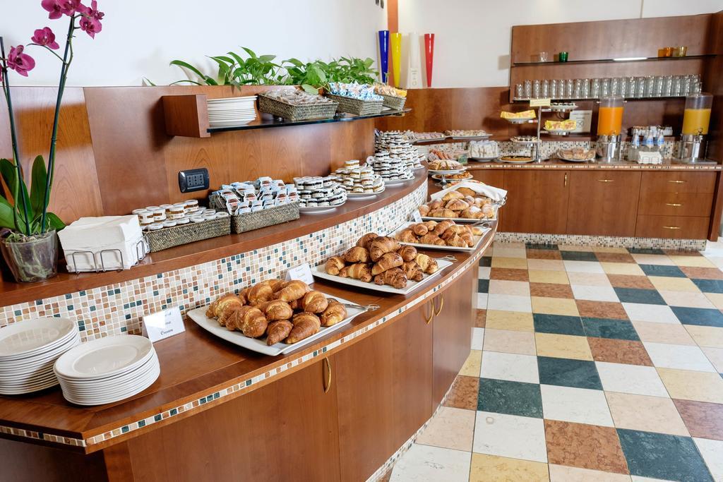 Hotel Villa Malaspina Castel d'Azzano Luaran gambar