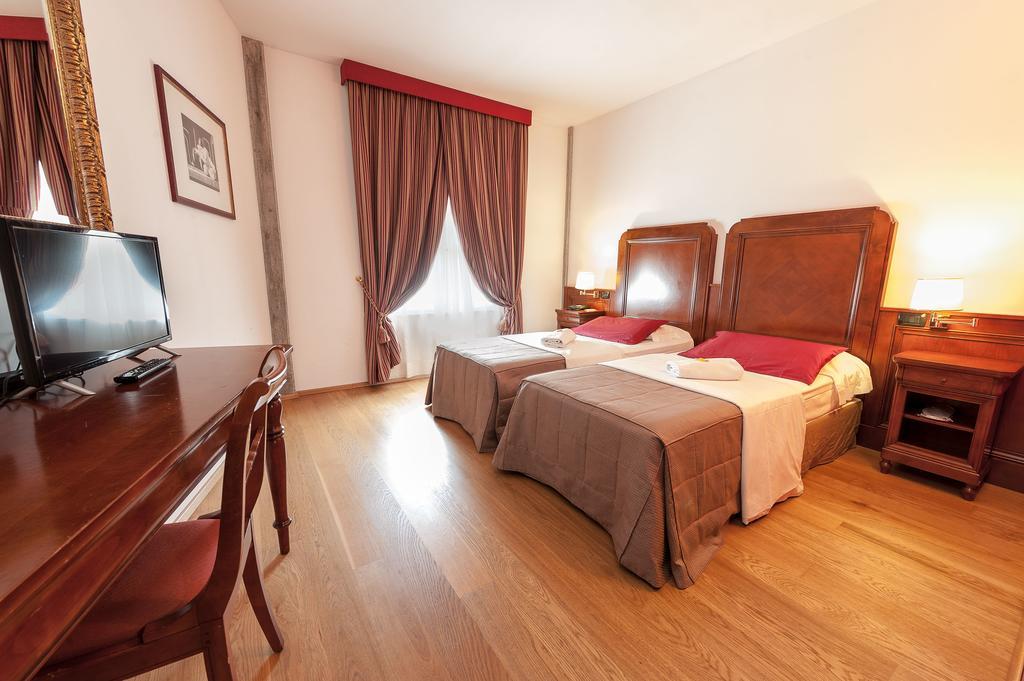 Hotel Villa Malaspina Castel d'Azzano Luaran gambar
