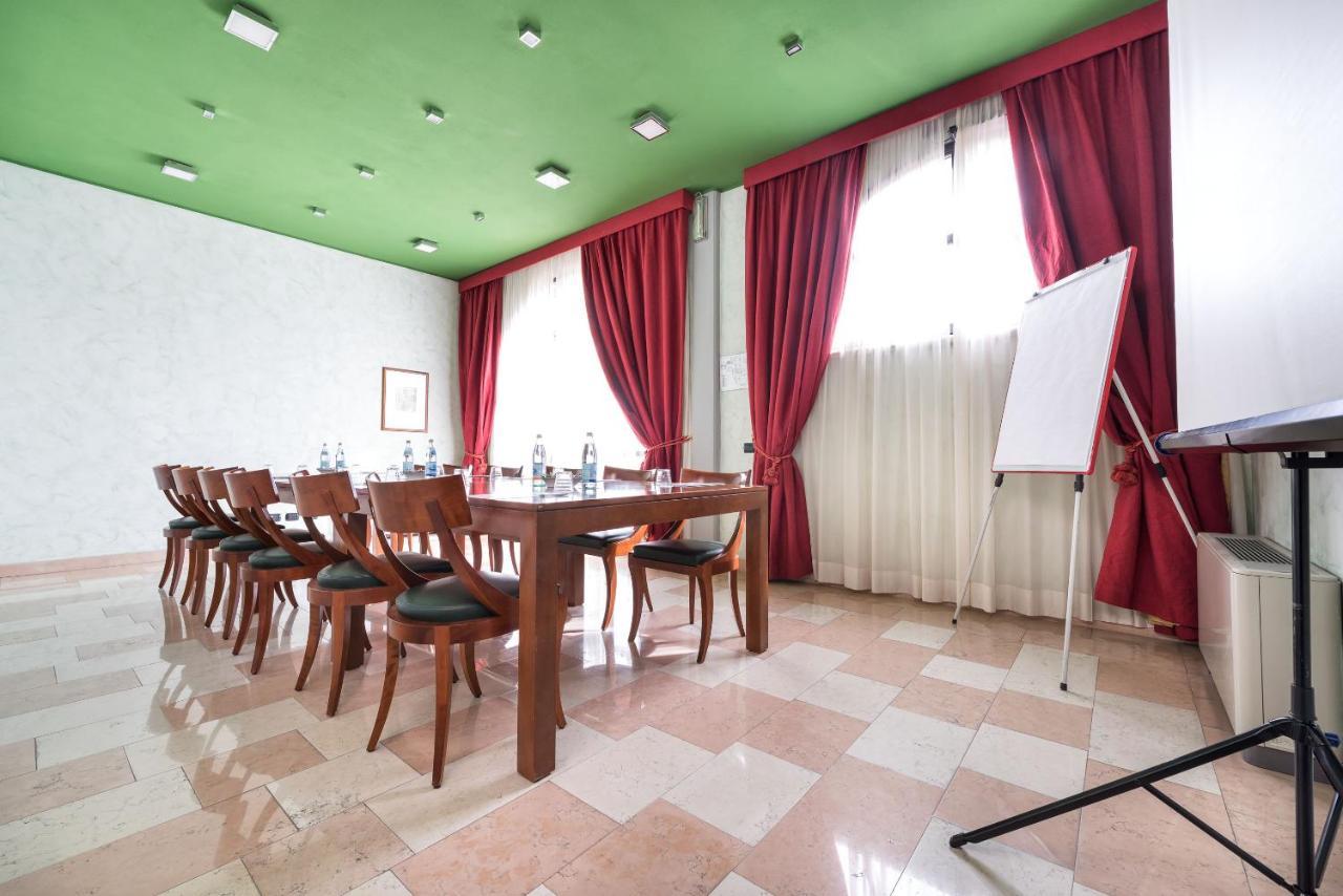 Hotel Villa Malaspina Castel d'Azzano Luaran gambar